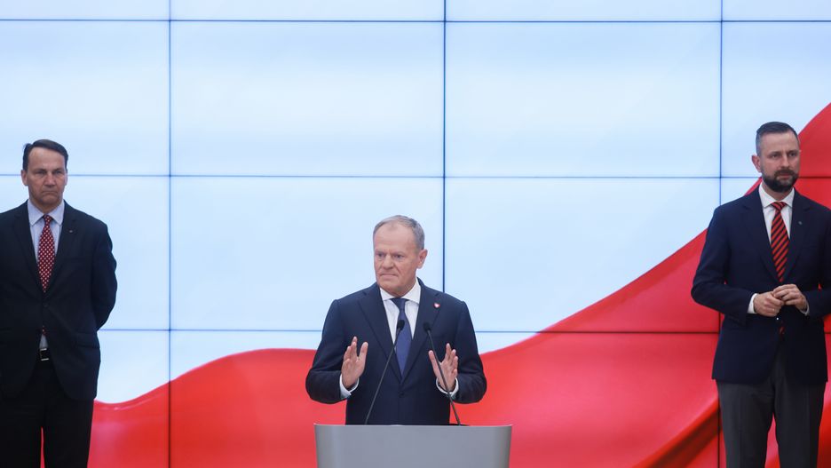 Warszawa, 23.07.2025. Premier Donald Tusk (C) oraz minister spraw zagranicznych Radosław Sikorski (L) i wicepremier, minister obrony narodowej Władysław Kosiniak-Kamysz (P) podczas konferencji prasowej w KPRM w Warszawie, 23 bm. Szef rządu przedstawił szczegóły rekonstrukcji swojego gabinetu. (mr) PAP/Leszek Szymański