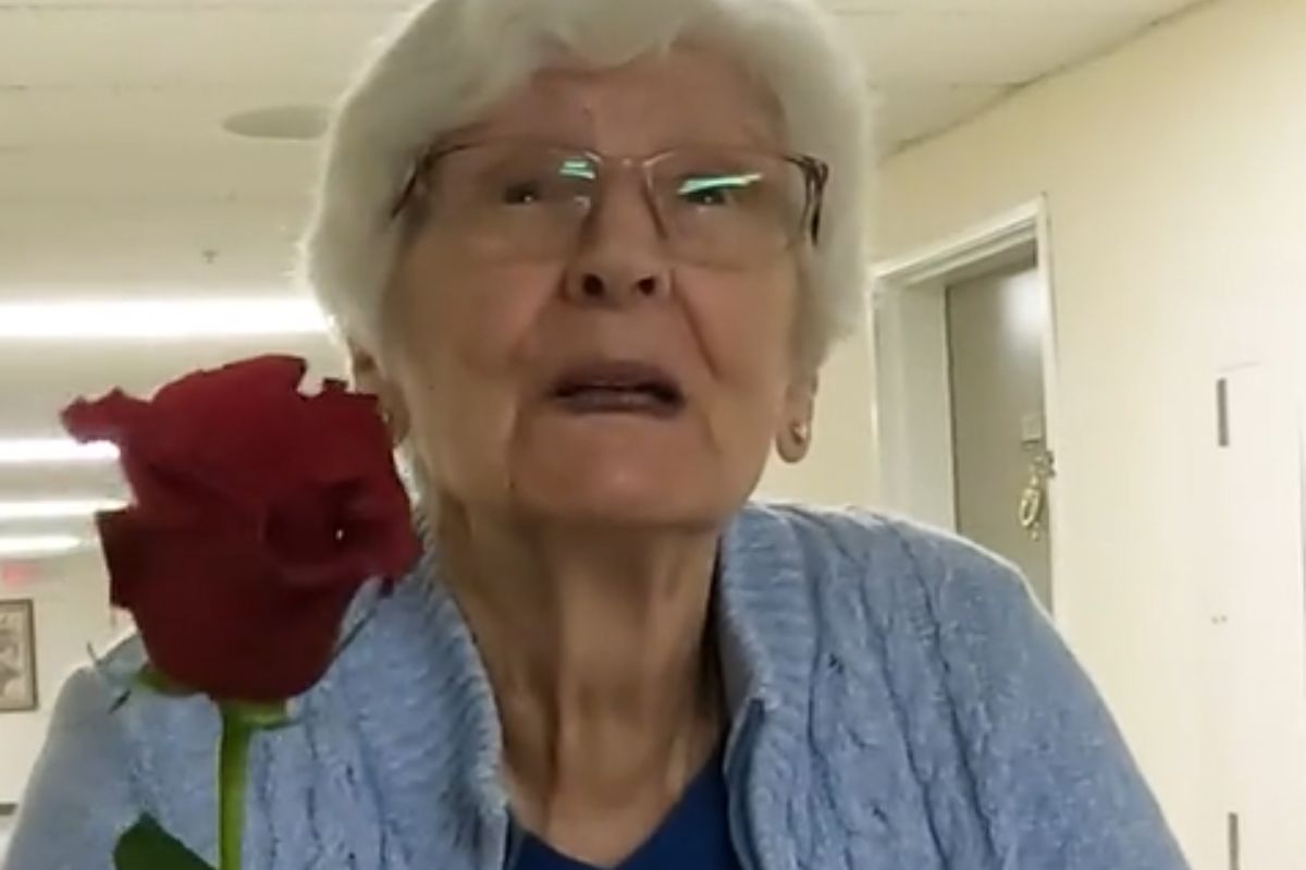 Kupił róże dla seniorek z domu opieki. Ich reakcje łamią serce