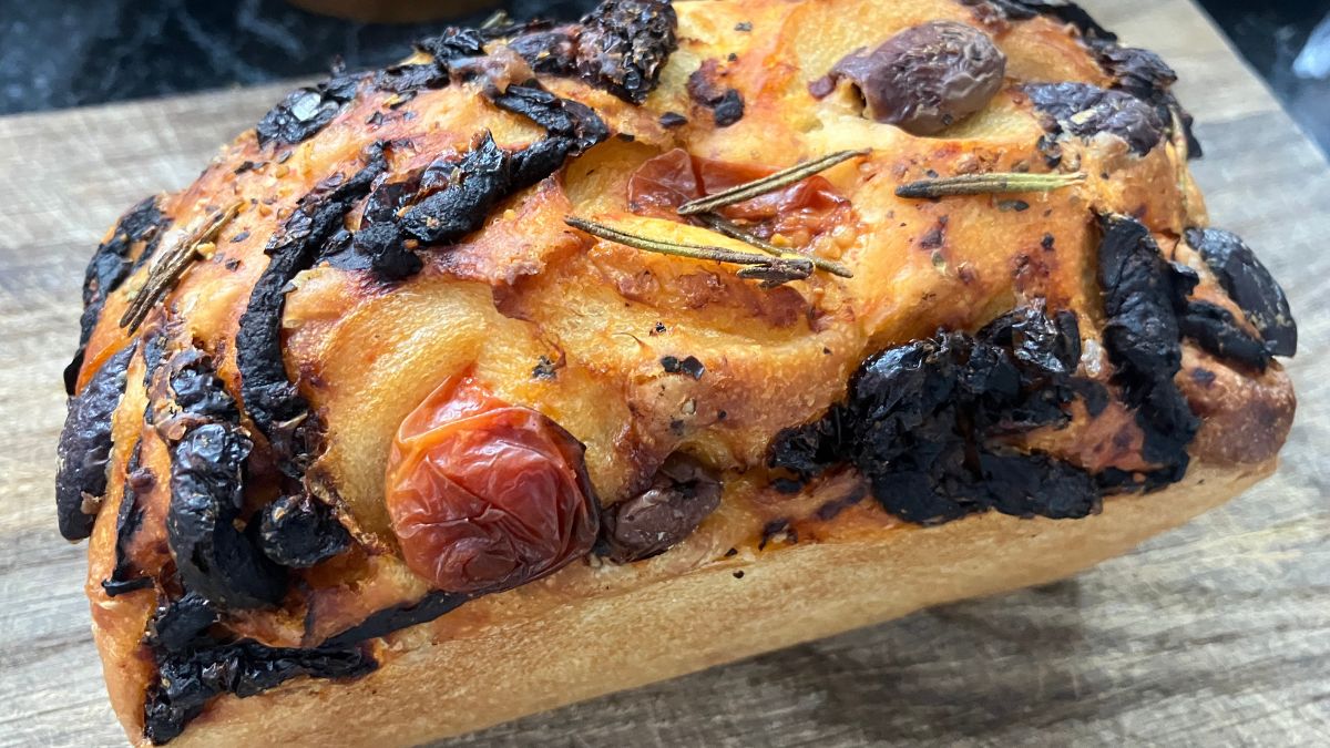 Focaccia z pomidorkami, oliwkami i rozmarynem