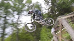 Uderzył w drzewo, stracił przytomność. Groźny wypadek zawodnika przed Pucharem Europy w downhillu