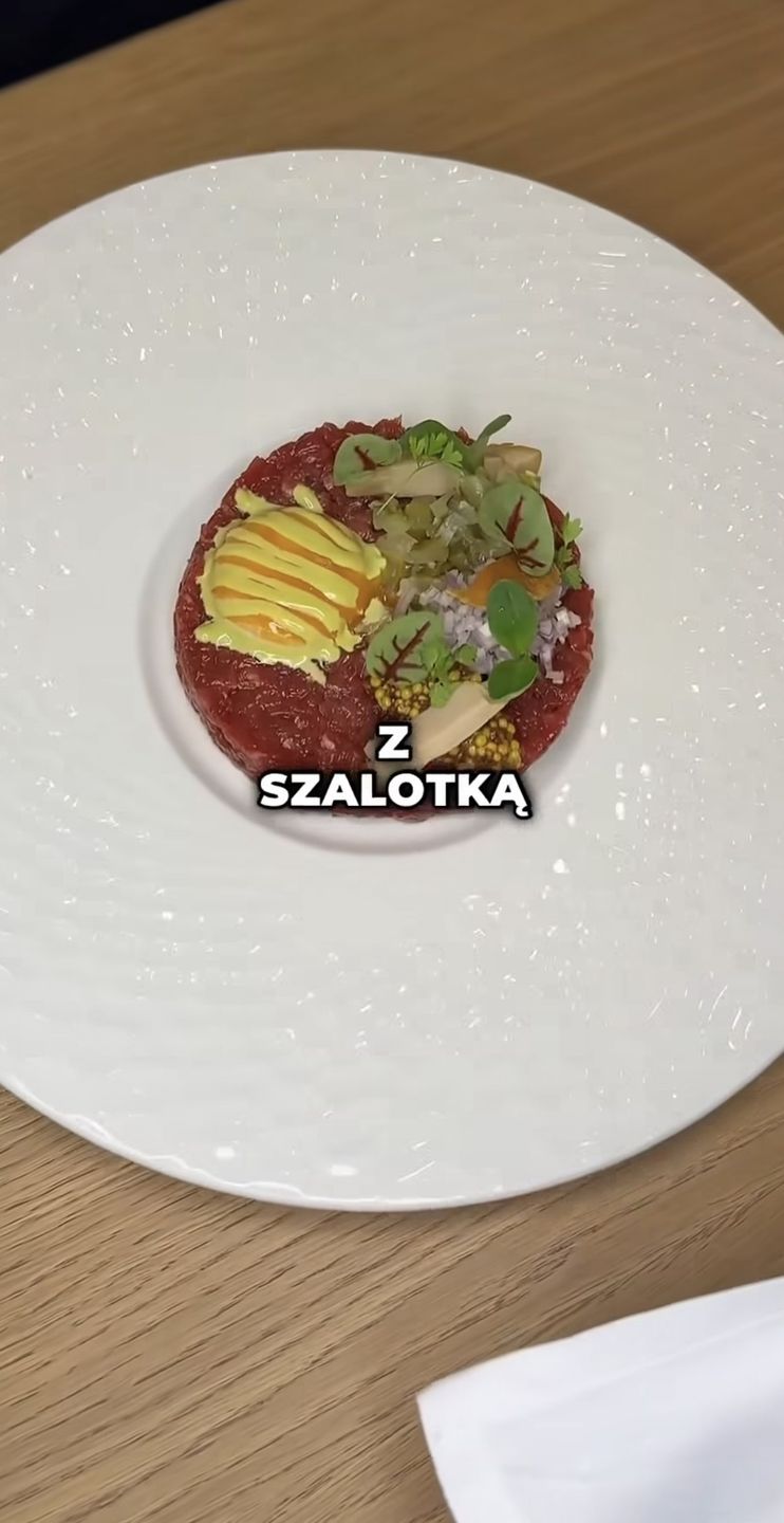 Influencer ocenia restaurację w hotelu 