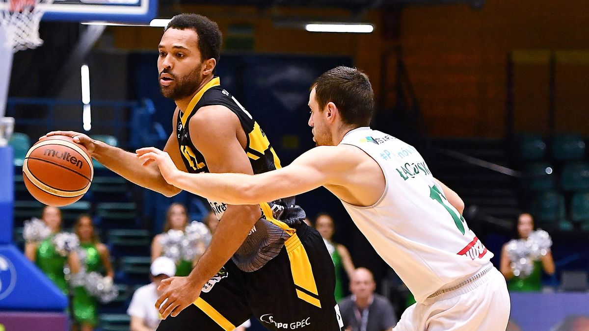 PAP / Maciej Kulczyński / Na zdjęciu: Cameron Ayers (z piłką) 