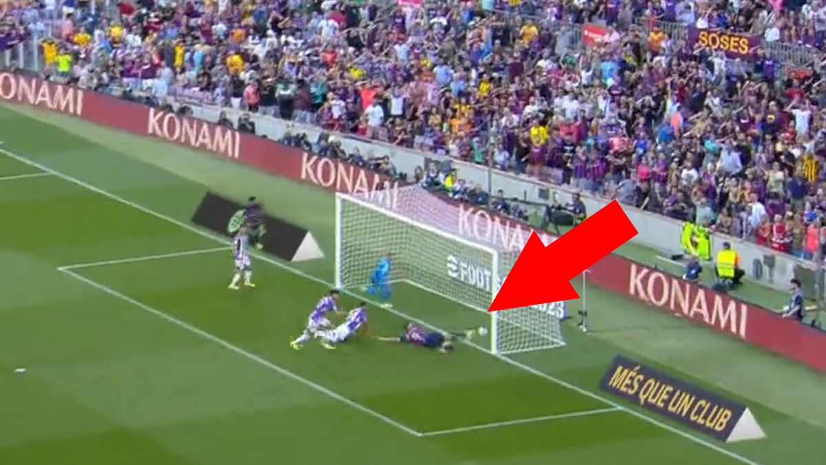 Robert Lewandowski o centymetry od gola w meczu FC Barcelona - Real Valladolid