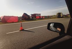 Szkolny bus dachował na autostradzie A4. Zablokowana droga w kierunku Przemyśla