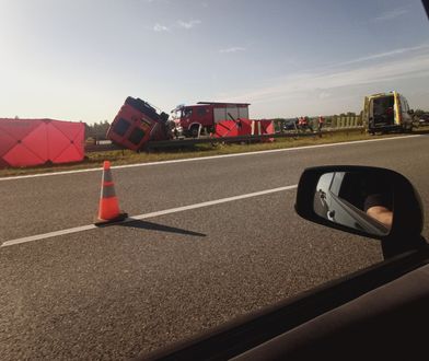 Szkolny bus dachował na autostradzie A4. Zablokowana droga w kierunku Przemyśla