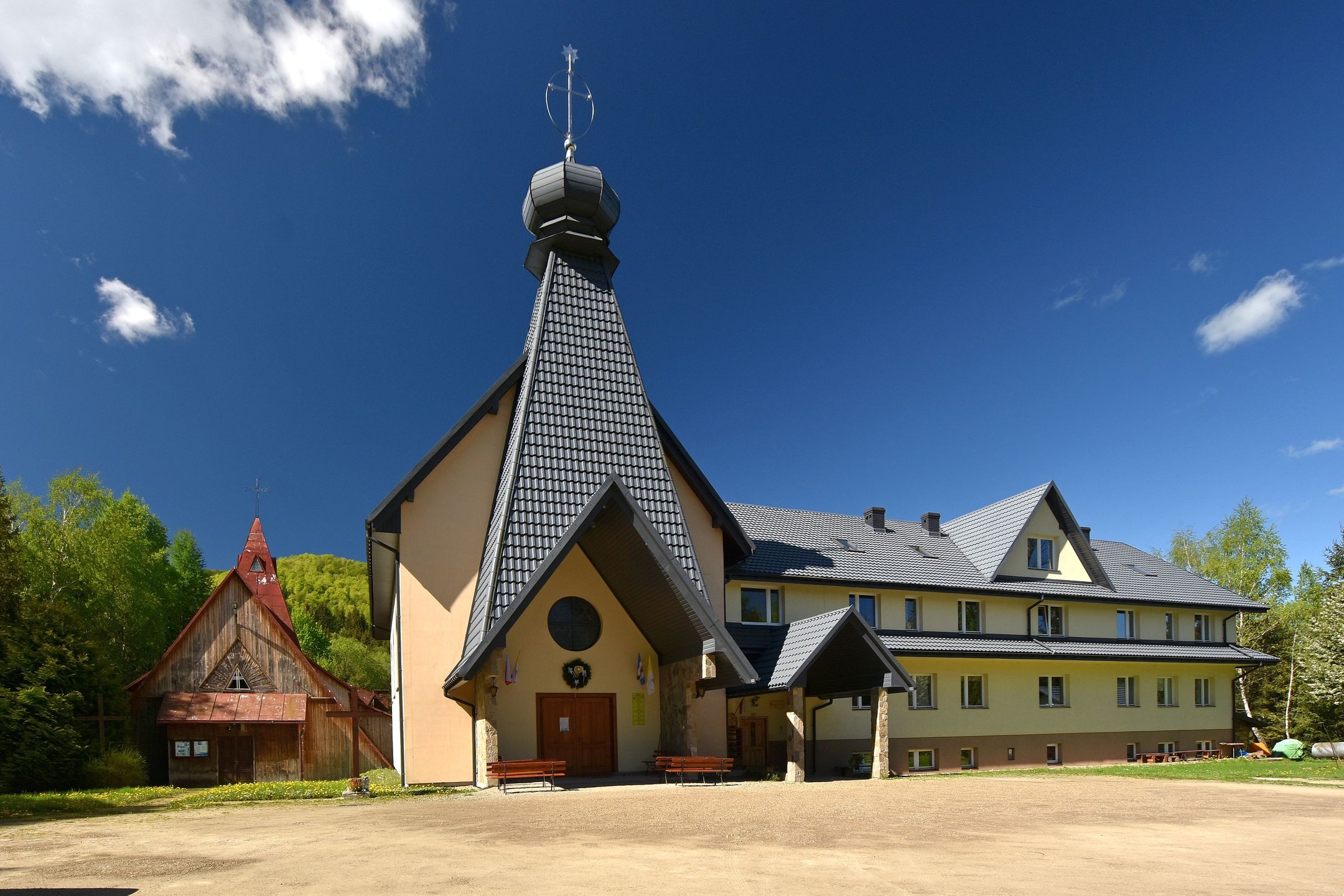 Wetlina, kościoły Miłosierdzia Bożego (drewniany) i św. Jana Pawła II