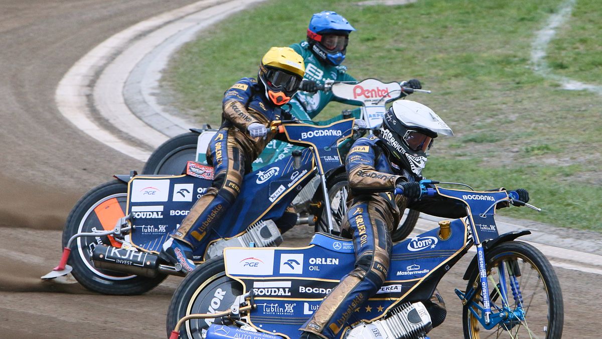 PAP/EPA / Lech Muszyński / Damian Ratajczak (kask niebieski) oraz Wiktor Przyjemski (biały) i Mateusz Cierniak (żółty)