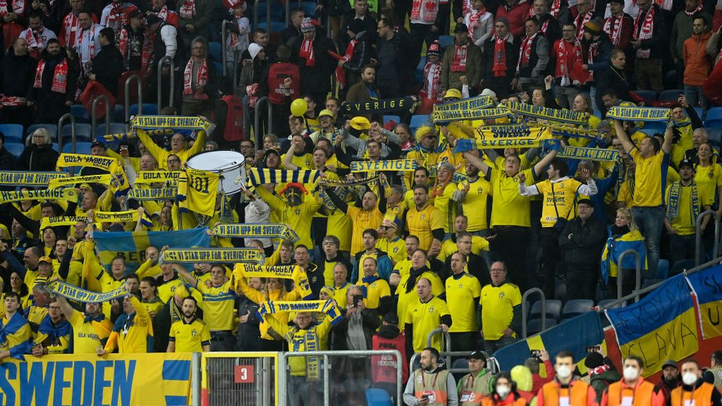 Szwedzcy kibice na meczu Polska - Szwecja w finale baraży o MŚ