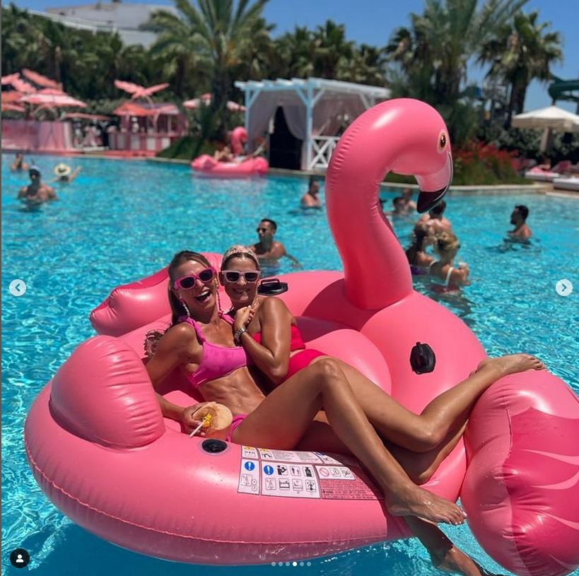 Anna Lewandowska imprezuje nad basenem