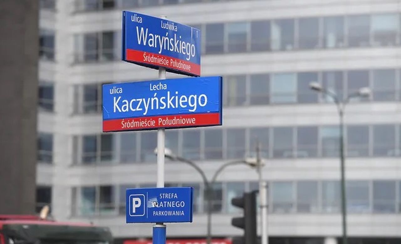 Warszawa. "Wróciła" ulica Lecha Kaczyńskiego. Ktoś zakleił tablice alei Armii Ludowej