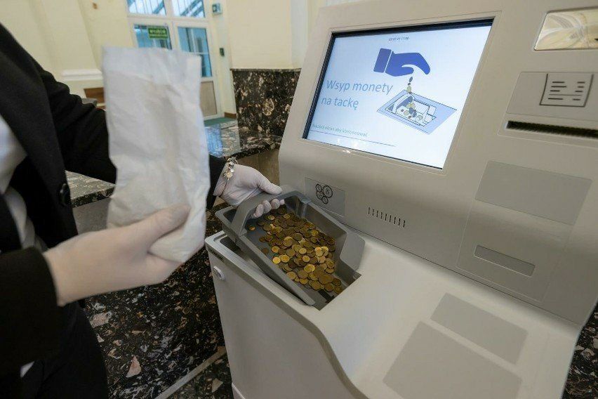 Istnieje możliwość przesłania przez osobę fizyczną wniosku wraz ze zużytymi lub uszkodzonymi banknotami waluty polskiej (o łącznej wartości nieprzekraczającej kwoty 2000 zł) bezpośrednio do Centrali NBP przesyłką pocztową lub kurierską na adres:Narodowy Bank Polski,Departament Emisyjno-Skarbcowyul. Świętokrzyska 11/2100-919 Warszawaz dopiskiem: „DES – wymiana”