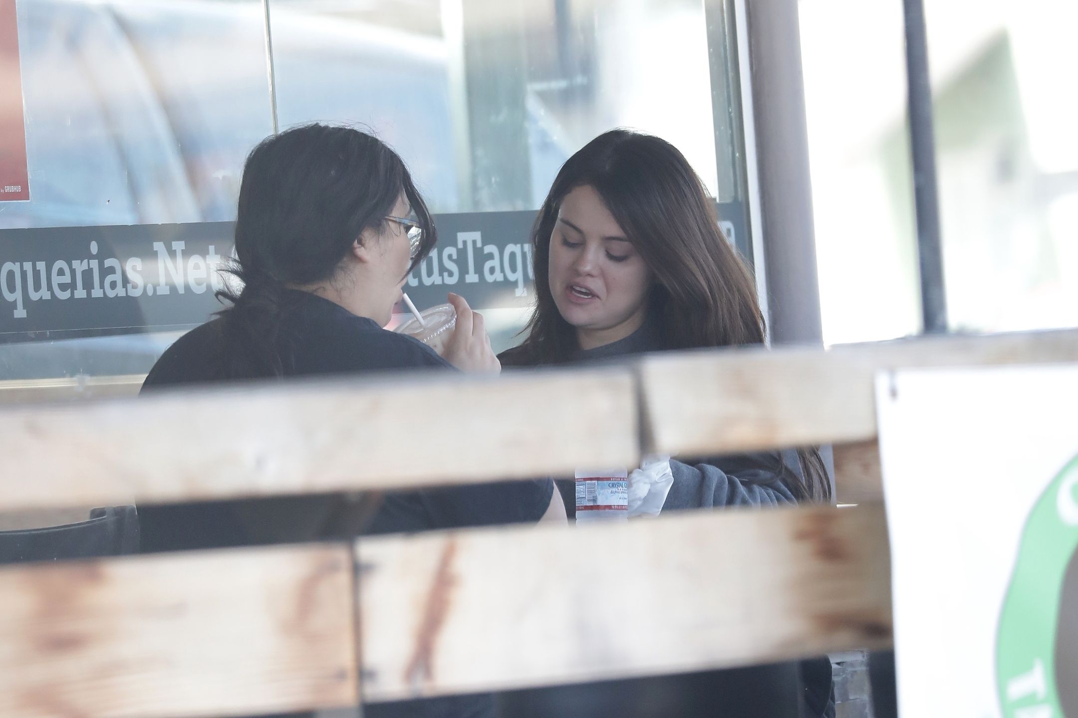 Naturalna Selena Gomez maszeruje do knajpki w Los Angeles