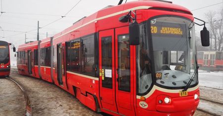 Śląskie. Pierwszy Karlik po remoncie. Tramwaj zyskał klimatyzację i gniazdka USB