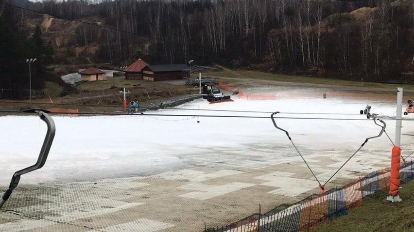 Śląsk. Na stoku w Bytomiu około stu osób zjeżdżało na sankach, a właściciel sprzedawał bilety wstępu.