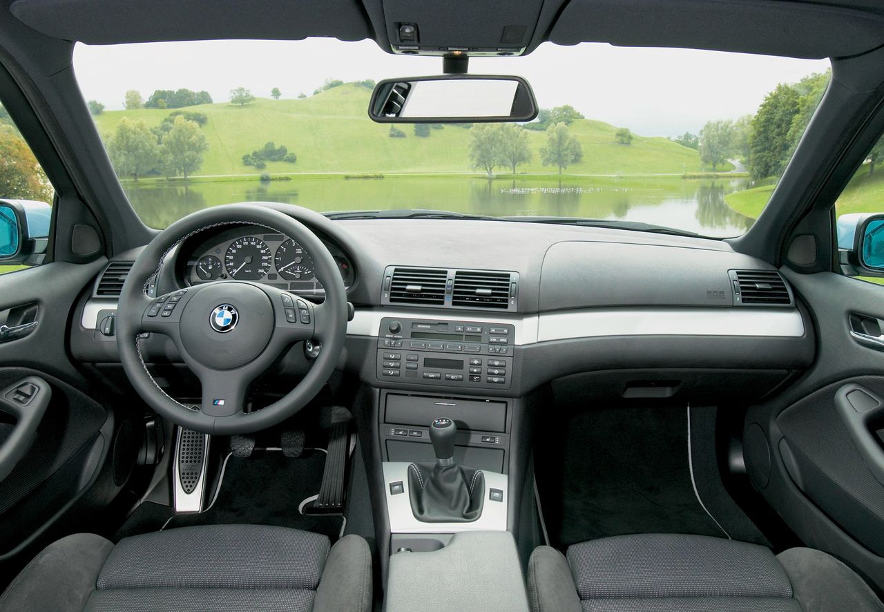 Dobrze wykonane i często bogato wyposażone wnętrze BMW Serii 3 (E46).
