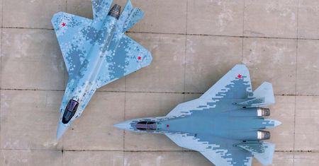 Rosjanie chwalą się tajemniczymi negocjacjami. W tle Su-57 i Su-75