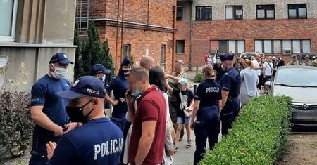 Szturm antyszczepionkowców w Poznaniu. "Byli ubrani w ciuchy wojskowe"