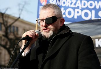 Prokuratura wzywa Grzegorza Brauna. Druga próba postawienia zarzutów