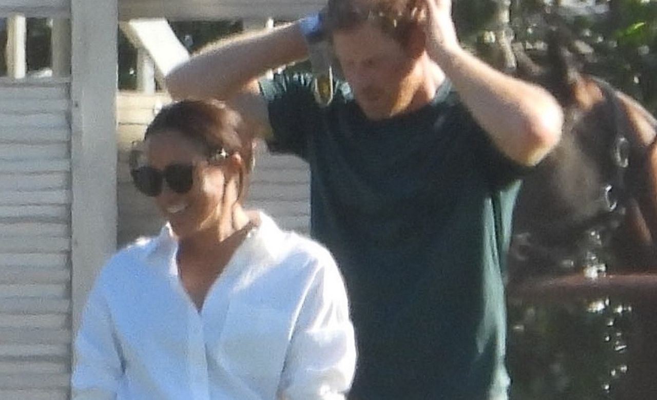 Meghan z szerokim uśmiechem. A Harry? "Przyłapali" ich paparazzi