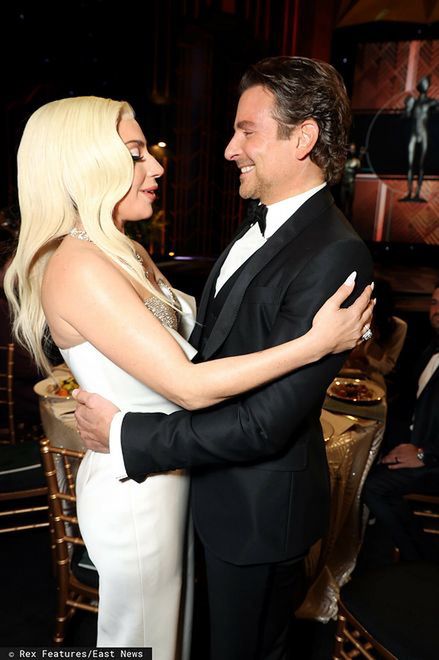 Bradley Cooper i Lady Gaga w czułym uścisku