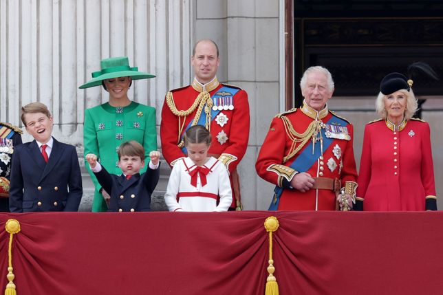 Książę George, książę Louis, księża Kate, książę William, księżniczka Charlotte, król Karol i królowa Kamila