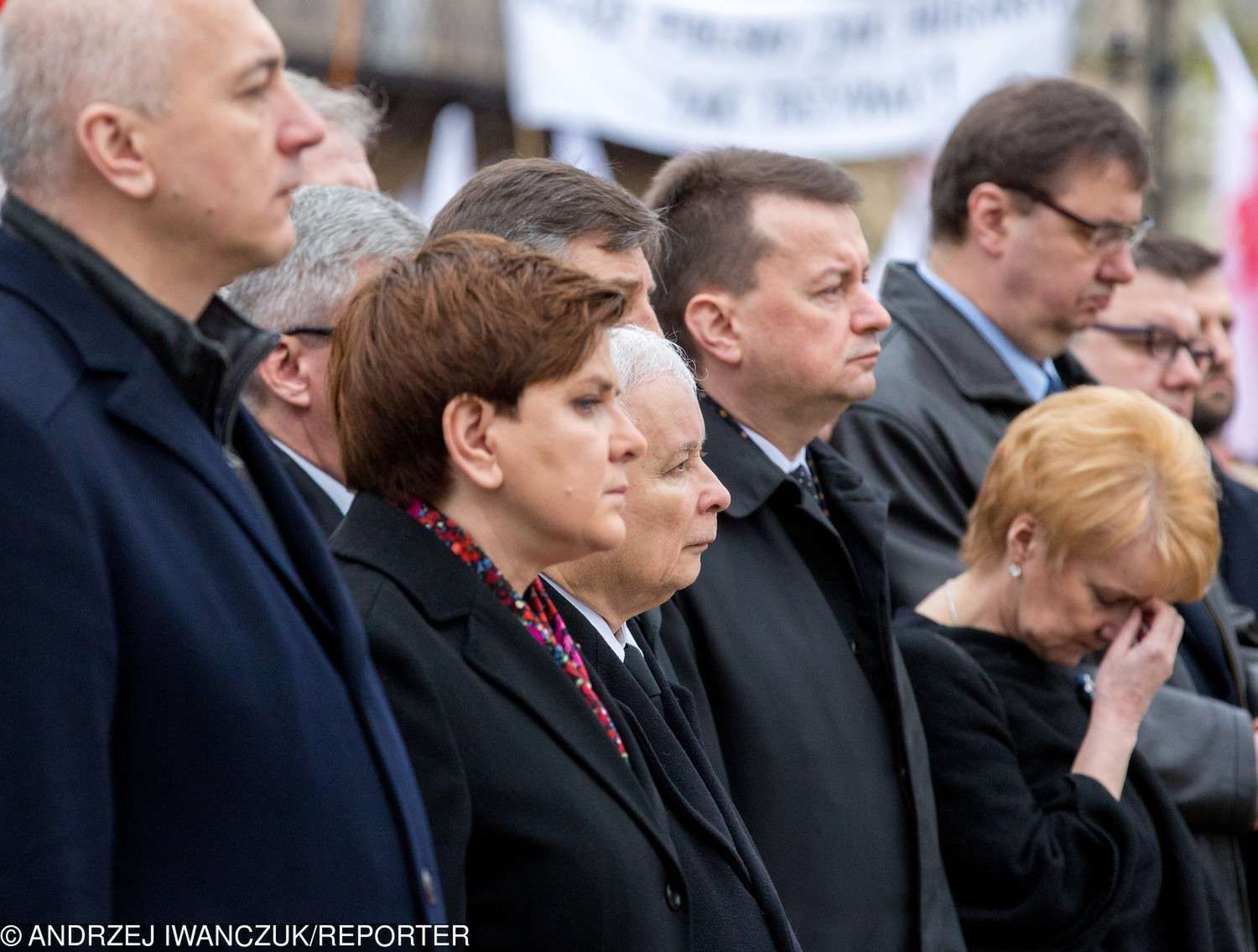 10.04.2016 Warszawa 6. rocznjica katastrofy smolenskiej. Zlozenie wienca przed Palacem prezydeckim przez prezesa PiS N/z premier Beata Szydlo , Jaroslaw Kaczynski , Mariusz Blaszczak , Jolanta Szczypinska fot Andrzej Iwanczuk/REPORTER