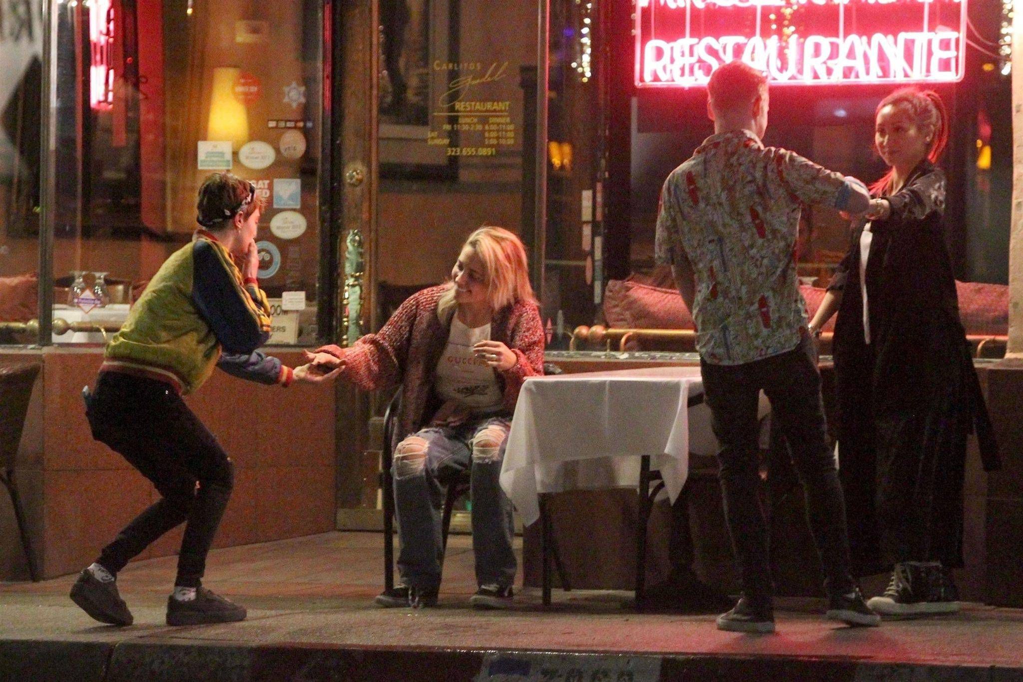 Cara Delevingne i Paris Jackson Kiss całowały się na ulicy. Towarzyszyli im Macaulay Culkin i Brenda Song (BACKGRID/FORUM)