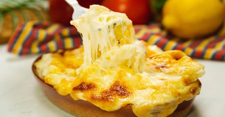 Szybki przepis na pieczone ziemniaki. Z tym rodzajem sera będą genialne