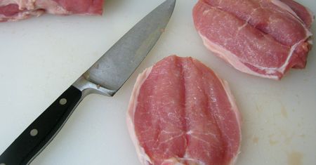 Surowa polędwica wieprzowa z kością (mięso i tłuszcz)