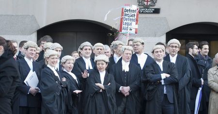 Cięcia w Wielkiej Brytanii. Na znak protestu adwokaci sparaliżowali sądy