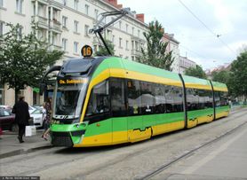 Płaczący chłopiec biegł po torowisku. Mama jechała tramwajem