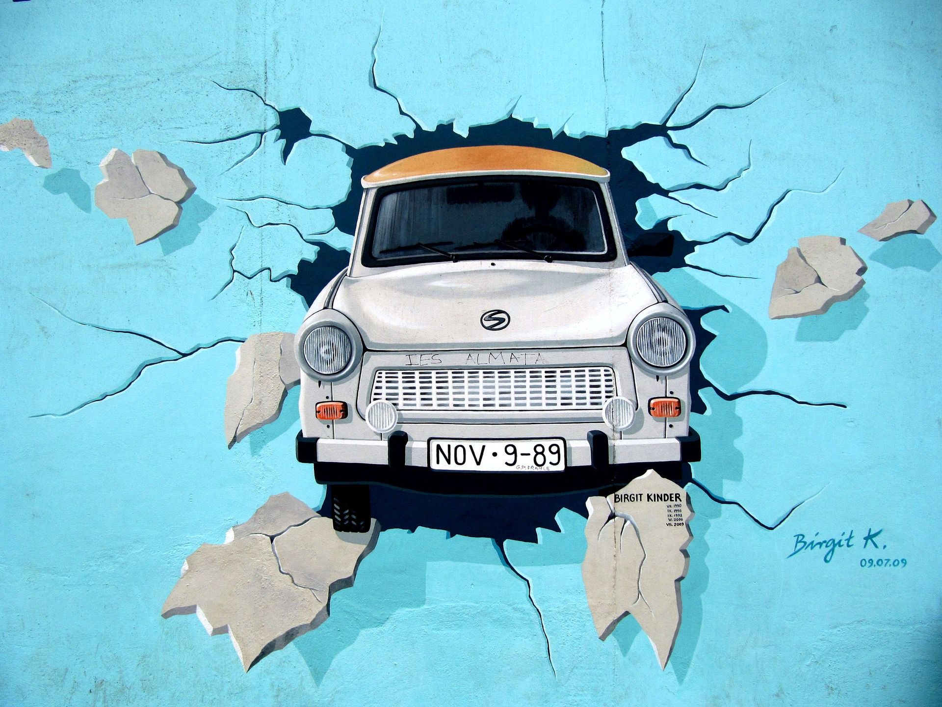 Trabant jest nieodłączną częścią Berlina - do dziś można przejechać się takim autem w ramach wycieczki krajoznawczej