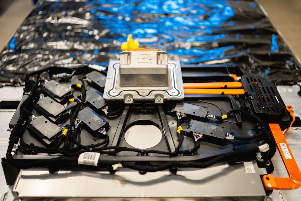 Co się dzieje z zepsutymi akumulatorami z e-aut? Oto sposób Renault w Zabrzu