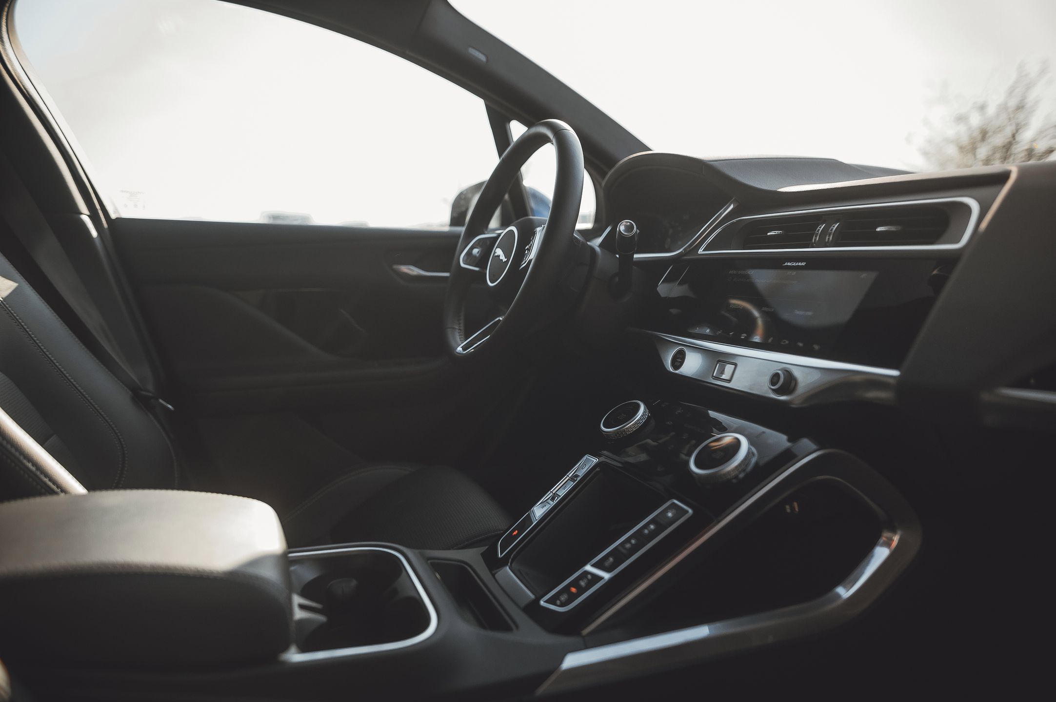 Wnętrze I-Pace'a - eleganckie i luksusowe