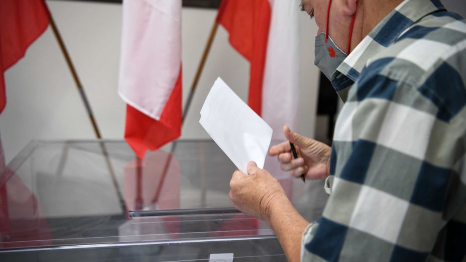 g�osowanieRzesz�w, 13.06.2021. Mieszka�cy podczas g�osowania w wyborach na prezydenta miasta w lokalu wyborczym w Zespole Szk� Muzycznych nr 1 im. Karola Szymanowskiego w Rzeszowie, 13 bm. Opr�cz Rzeszowa samorz�dowe wybory przedterminowe, ponowne i uzupe�niaj�ce odbywaj� si� w przesz�o stu gminach w Polsce. (kf) PAP/Darek DelmanowiczDarek Delmanowiczcovid-19, epidemia, epidemie i zarazy, g�osowanie, g�os�w, g�osy, koronawirus w Polsce, lokal wyborczy, lokalne, miasta, mieszka�cy, na, na prezydenta miasta, oddawania, prezydenta, Rzeszowa, rzeszowie, samorz�dowe, SARS-CoV-2, wybory, zespole szk� muzycznych nr 1