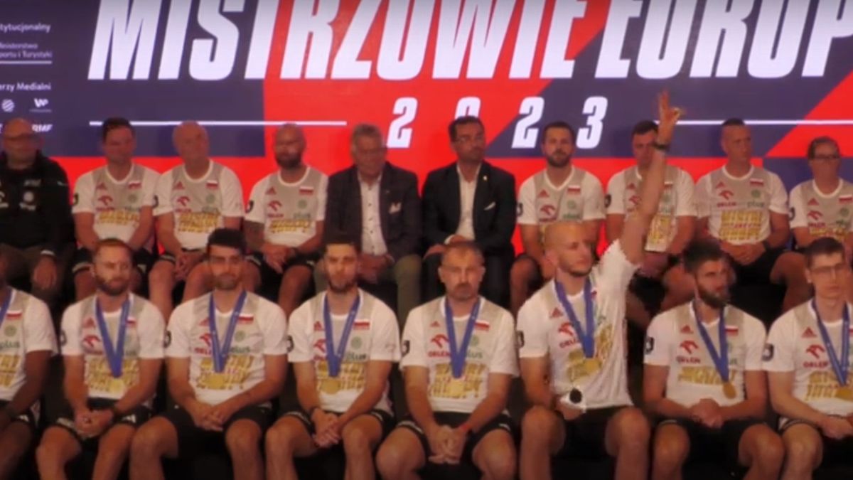 YouTube / Polska Siatkówka / Na zdjęciu: Bartosz Kurek zgłaszający się do pytania