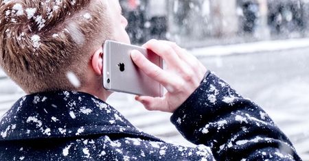 Dlaczego smartfon wyłącza się na mrozie? Zadbaj o akumulator, zanim trafisz do serwisu