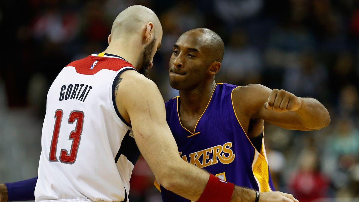 Getty Images /  Rob Carr / Na zdjęciu: Marcin Gortat kontra Kobe Bryant