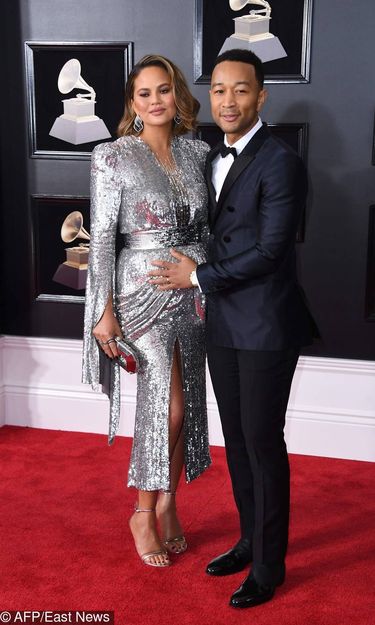 John Ledent i Chrissy Teigen w ciąży - Grammy 2018, kreacja: Yanina Couture