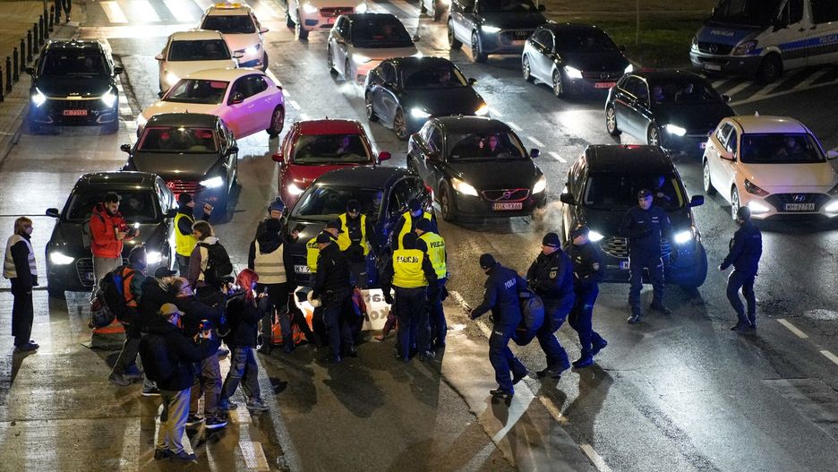 Ostanie Pokolenie blokuje Wis?ostrad?
Fot. Aliaksandr Valodzin/East News, Warszawa, 27.11.2024. Aktywisci Ostatniego Pokolenia blokuja Wislostrade w Warszawie.
Aliaksandr Valodzin