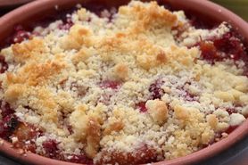 Crumble z owocami późnego lata. Najlepsze przepisy na owoce pod kruszonką