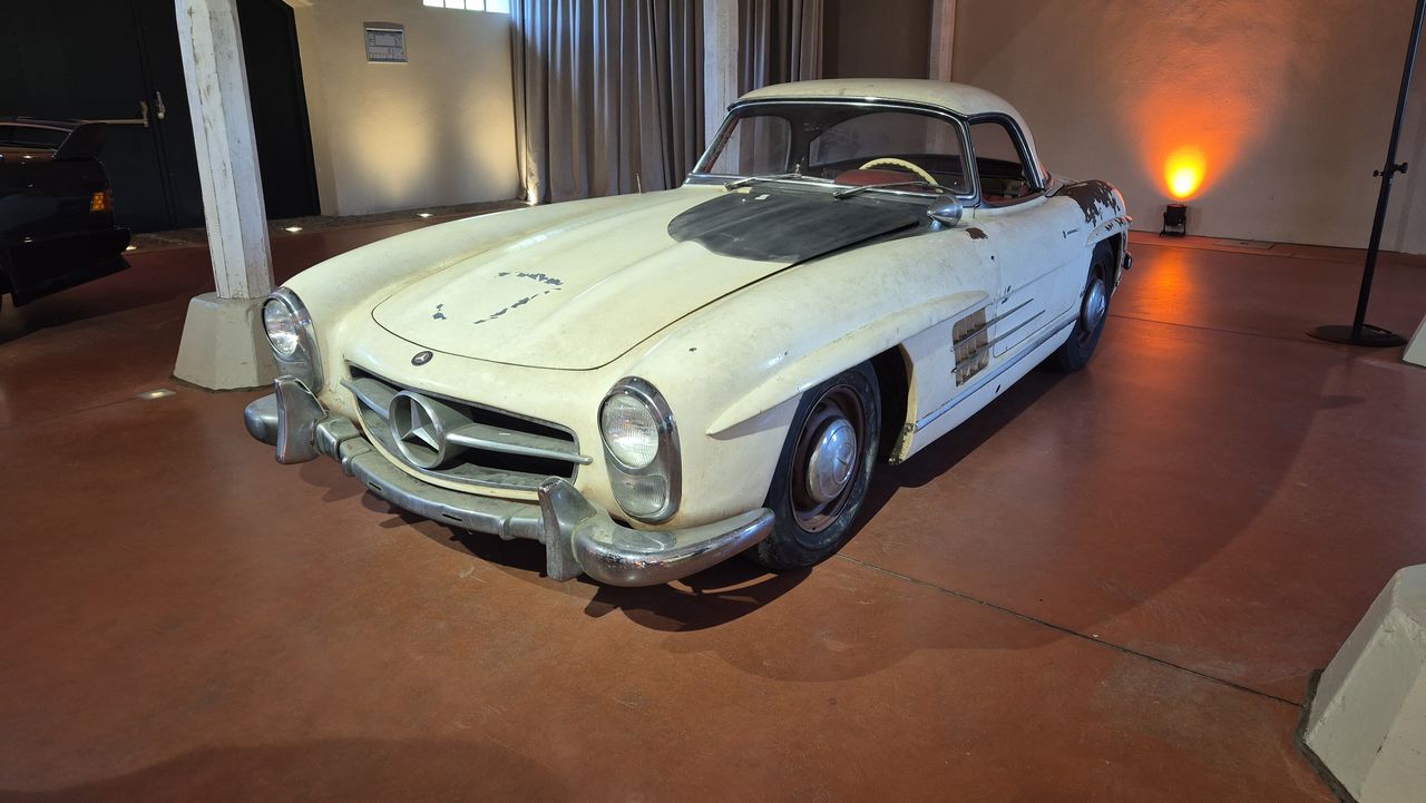 Bezcenny Mercedes 300 SL idzie na sprzedaż. W środku poczułem zapach starej stodoły
