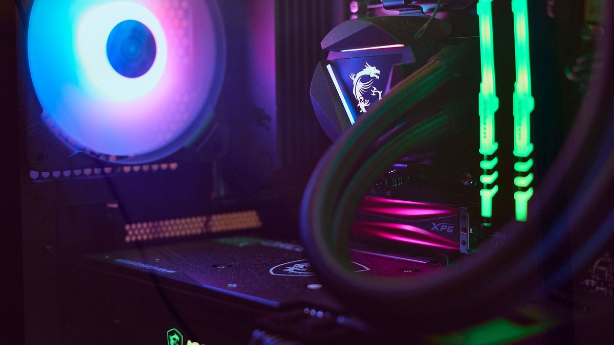 Komputer PC, wnętrze urządzenia z diodami RGB robi wrażenie