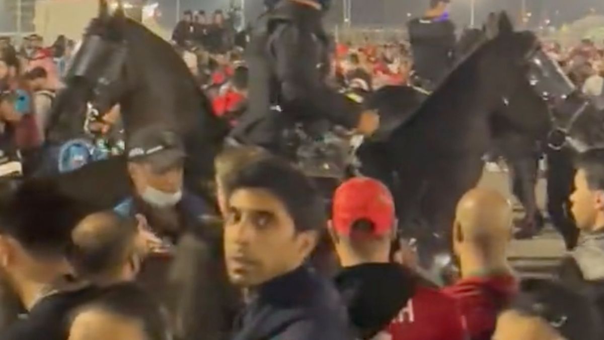 Twitter / TVP Sport / Na zdjęciu: policja i kibice Maroka