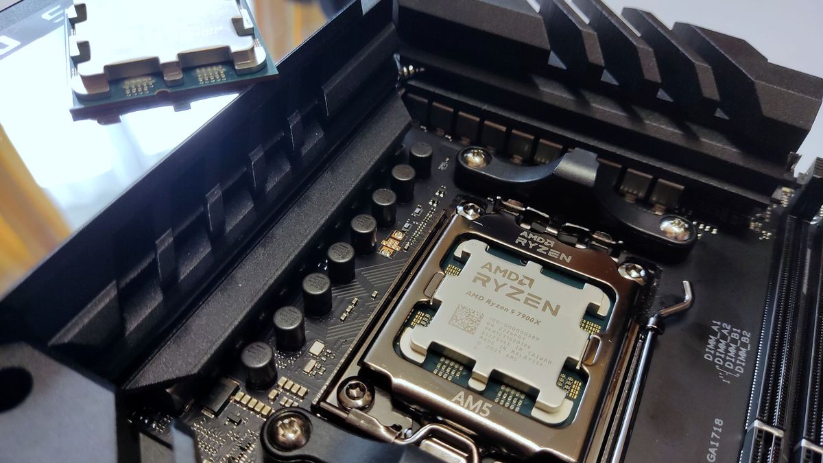 Płyta główna ASUS ROG Crosshair X670E Hero.