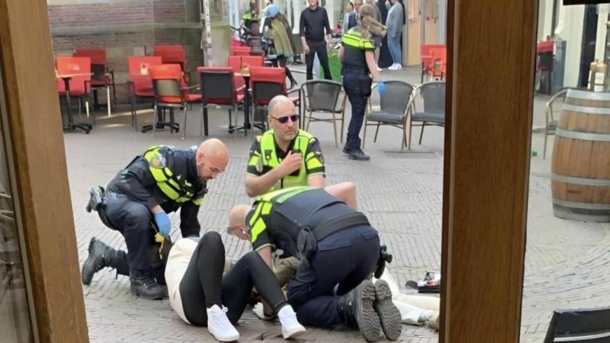 Policja z Amsterdamu podała w sobotę, że nożownik, który w centr