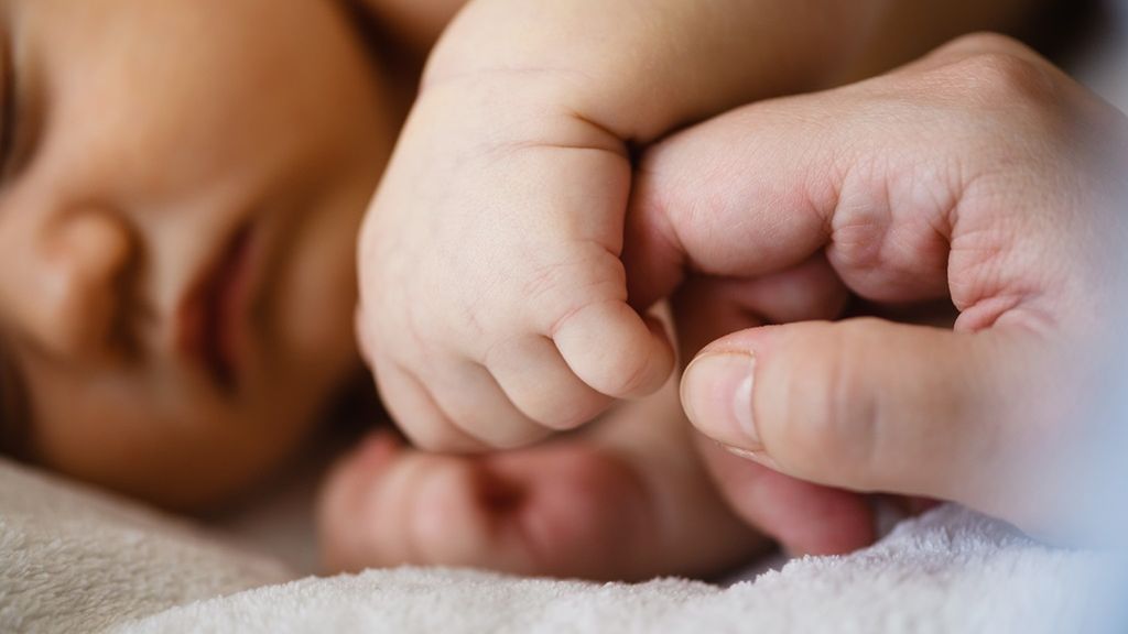 Zimne rączki u niemowlaka zwykle nie są powodem do niepokoju