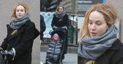 "Zwyczajna" Jennifer Lawrence spaceruje Z SYNKIEM po Nowym Jorku. Poznalibyście ją na ulicy? (ZDJĘCIA)