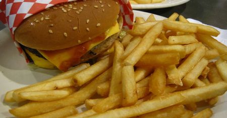 Burger z McDonald's z przykrą niespodzianką. Mężczyzna mógł stracić zęby