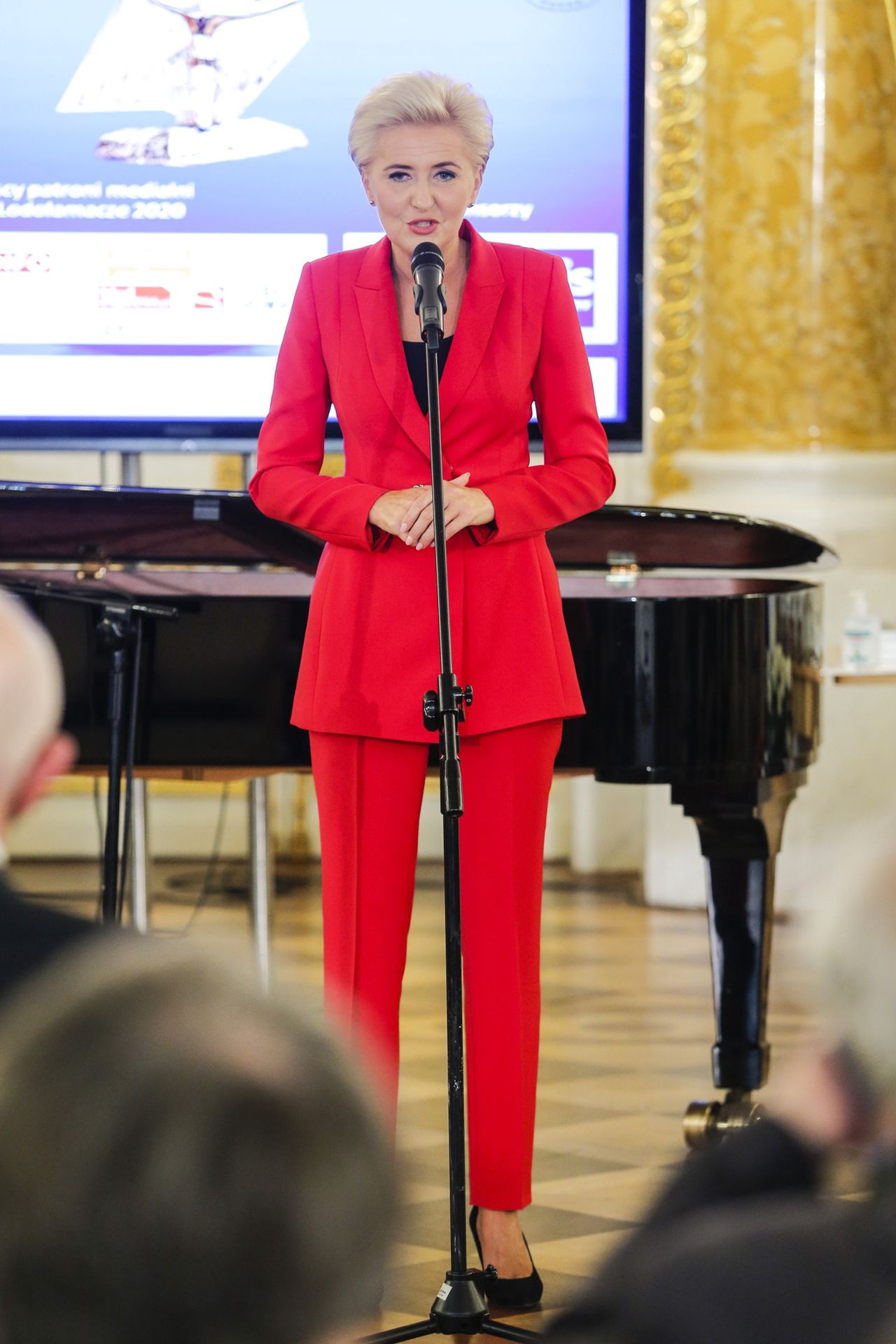 Agata Duda w czerwonym garniturze